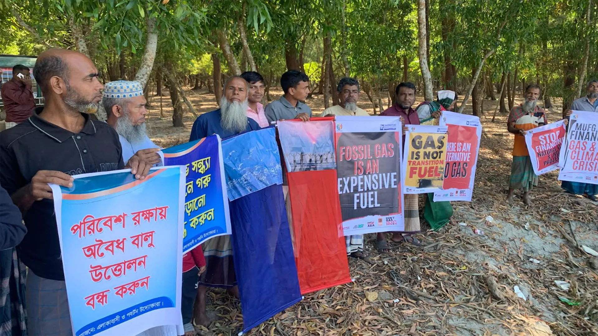 শুভসন্ধ্যা ও নিদ্রা সৈকতে অবৈধ বালু উত্তোলন বন্ধের দাবিতে মানববন্ধন